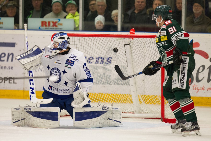 TINGSRYD, SVERIGE - 11 DECEMBER 2015 : Tingsryd 91 Joakim Högberg kan se Tingsryd 82 Alexander Ruuttu (ej i bild) skott gå in i mål till 4-3 ledning under matchen i HockeyAllsvenskan mellan Tingsryd och Leksand på Nelson Garden Arena i Tingsryd den 11 december ( Foto: Lars Nilsson / Pic-Agency ) Nyckelord Keywords: Sport, HockeyAllsvenskan, Tingsryd, Leksand