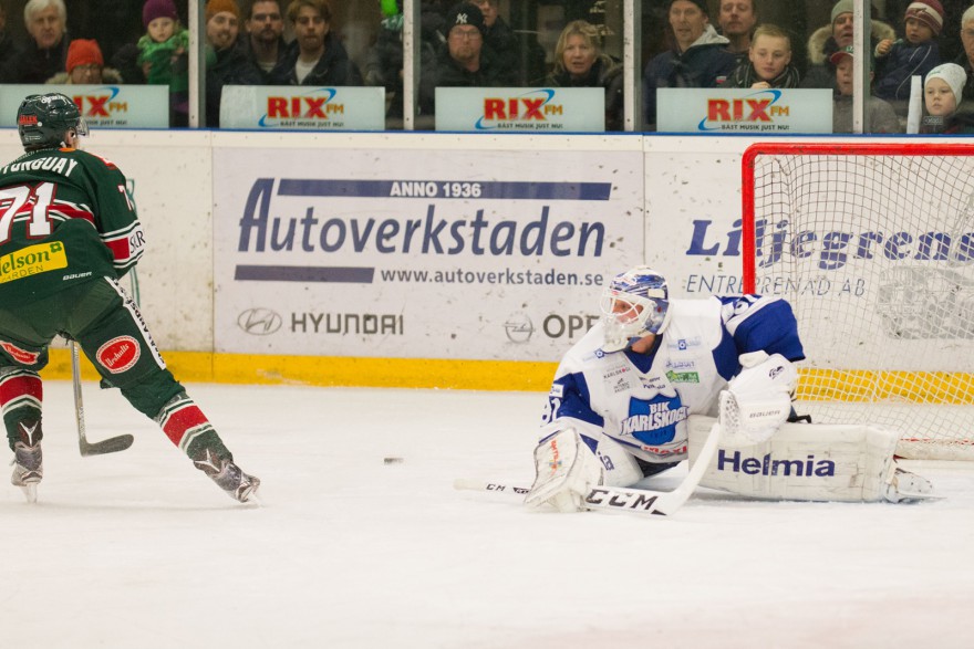 TINGSRYD, SVERIGE - 6 JANUARI 2016 : BIK målvakt 31 Joel Gistedt rädda straffslag från Tingsryd 71 Éric Castonguay under matchen i HockeyAllsvenskan mellan Tingsryd och Karlskoga på Nelson Garden Arena i Tingsryd den 6 januari ( Foto: Lars Nilsson / Pic-Agency ) Nyckelord Keywords: Sport, HockeyAllsvenskan, Tingsryd, Karlskoga