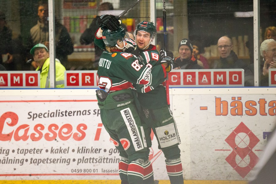 TINGSRYD, SVERIGE - 19 FEBRUARI 2016 : Tingsryd 82 Alexander Ruuttu fira med 1-0 målskytten Tingsryd 81 Filip Owesson under matchen i HockeyAllsvenskan mellan Tingsryd och Almtuna på Nelson Garden Arena i Tingsryd den 19 februari ( Foto: Lars Nilsson / Pic-Agency ) Nyckelord Keywords: Sport, HockeyAllsvenskan, Tingsryd, Almtuna´jubel jublande glad glädje lycka happy happiness celebration celebrates