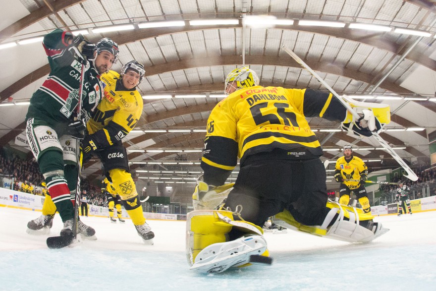 TINGSRYD, SVERIGE - 12 OKTOBER 2016 : Tingsryd 19 Patrik Nilsson och VIK 47 Rasmus Edström kan se pucken gå in via Tingsryd 19 Patrik Nilsson bakom VIK målvakt 56 Marcus Dahlbomtill 2-1 under matchen i HockeyAllsvenskan mellan Tingsryd och Västerås på Nelson Garden Arena i Tingsryd den 12 Oktober ( Foto: Lars Nilsson / Pic-Agency )