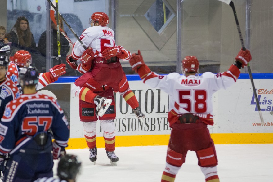 MÖRRUM, SVERIGE - 8 NOVEMBER 2015 : Troja jubel efter kvittering till 3-3 >under matchen i HockeyEttan mellan Mörrum och Troja-Ljungby på Jössarinken i MÖRRUM den 8 november ( Foto: Lars Nilsson / Pic-Agency ) Nyckelord Keywords: Sport, HockeyEttan, Mörrum, Troja-Ljungby , jubel, jublande, glad, glädje, lycka, happy, happiness, celebration, celebrates