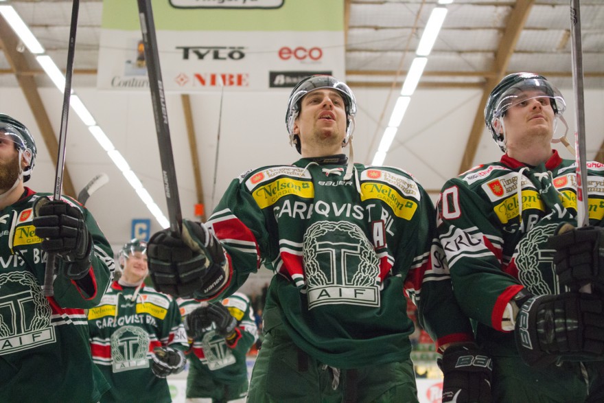 Filip Owesson med lagkamrater tackade Gröna Brigaden för stödet under matchen