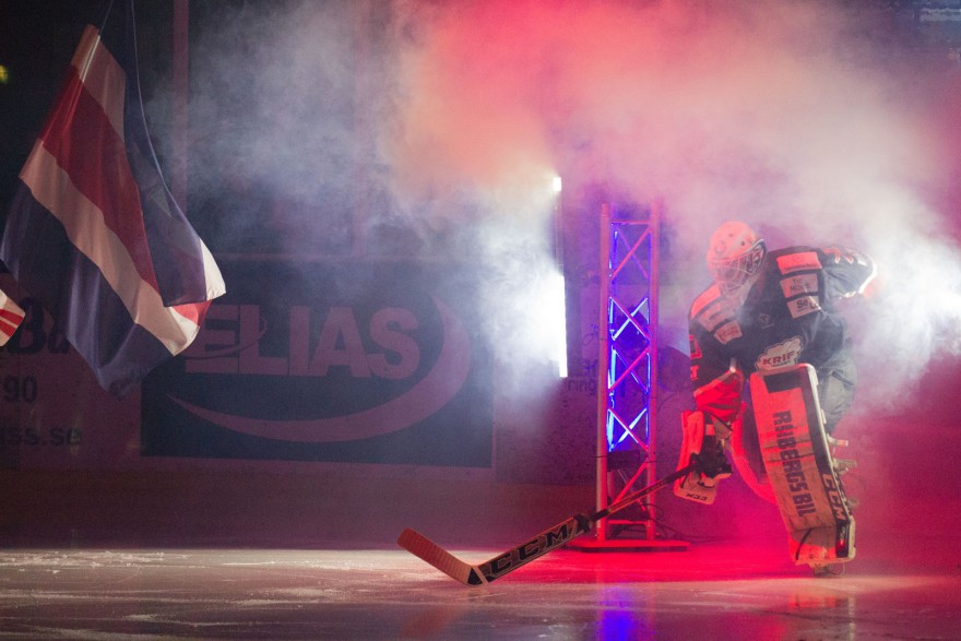 KRIF Hockeys målvakt Oscar Malm på väg in under introt