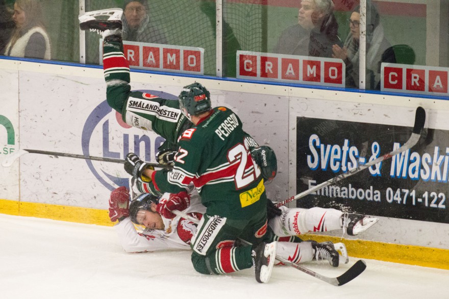 Kari Sihvonen fira Tingsryd 22 Markus Persson 3-1 mål med Vita Hästen 15 Wilhelm Westlund under sig under matchen i HockeyAllsvenskan mellan Tingsryd och Vita Hästen på Nelson Garden Arena i Tingsryd den 24 januari ( Foto: Lars Nilsson / Pic-Agency ) Nyckelord Keywords: Sport, HockeyAllsvenskan, Tingsryd, Vita Hästen jubel jublande glad glädje lycka happy happiness celebration celebrates