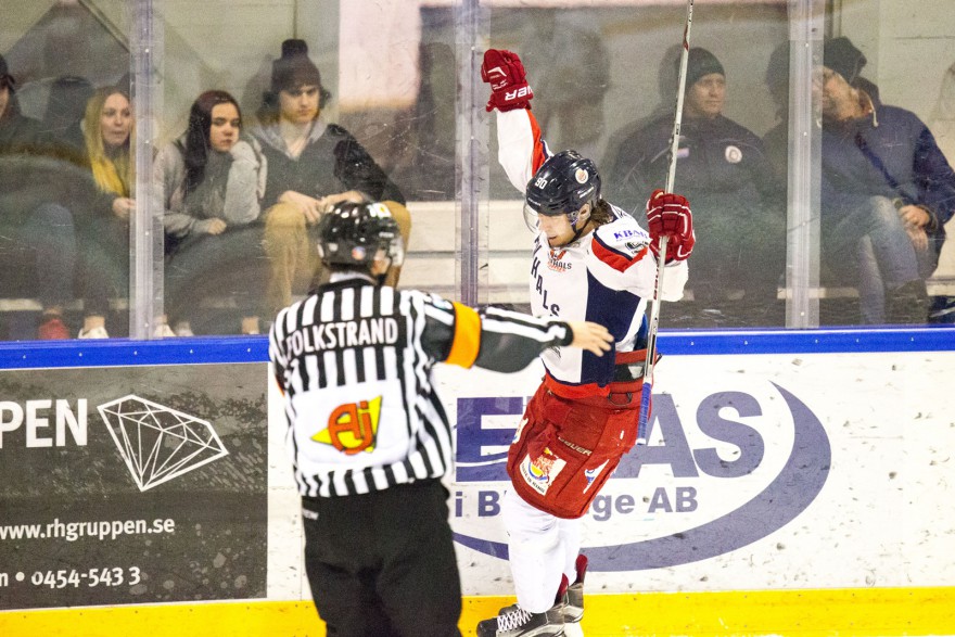 MÖRRUM, SVERIGE - 13 MARS 2016 : Hanhals 90 Anton Bruswed jubla efter sitt 1-4 mål under matchen i Kval till HockeyEttan mellan Mörrum och Hanhals på Jössarinken i MÖRRUM den 13 mars ( Foto: Lars Nilsson / Pic-Agency ) Nyckelord Keywords: Sport, Kval till HockeyEttan, Mörrum, Hanhals jubel jublande glad glädje lycka happy happiness celebration celebrates