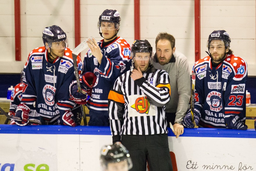 MÖRRUM, SVERIGE - 20 MARS 2016 :  Huvuddomare Robin Karlsson i samspråk med Mörrum tränare Andreas Ernebrand under matchen i Kval till HockeyEttan mellan Mörrum och Varberg på Jössarinken i MÖRRUM den 20 mars ( Foto: Lars Nilsson / Pic-Agency ) Nyckelord Keywords: Sport, Kval till HockeyEttan, Mörrum, Varberg