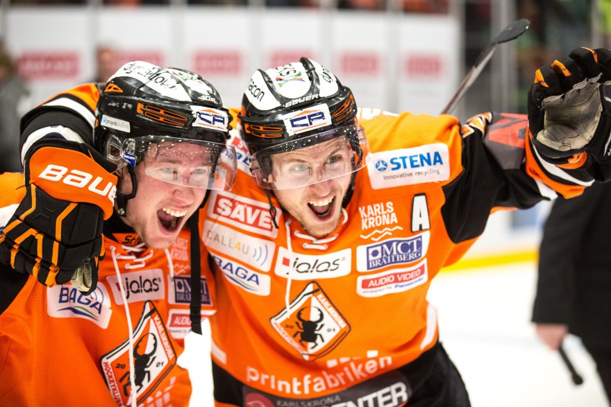 KARLSKRONA, SVERIGE - 27 MARS 2016 :  Karlskrona 49 Filip Cruseman och Karlskrona 22 Alexander Bergström skrek ut sin glädje när SHL platsen var säkrad under matchen i SHL mellan Karlskrona och AIK på ABB Arena Karlskrona i KARLSKRONA den 27 mars ( Foto: Lars Nilsson / Pic-Agency ) Nyckelord Keywords: Sport, SHL, Karlskrona, AIK jubel jublande glad glädje lycka happy happiness celebration celebrates