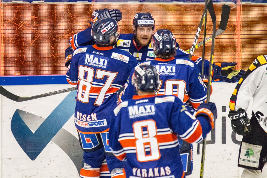 VÄXJÖ, SVERIGE - 3 APRIL 2016 : Växjö lagkamrater fira med 3-2 målskytten Växjö 60 Erik Josefsson under matchen i SM-semifinal mellan Växjö och Skellefteå på Vida Arena i VÄXJÖ den 3 april ( Foto: Lars Nilsson / Pic-Agency ) Nyckelord Keywords: Sport, SM-semifinal, Växjö, Skellefteå jubel jublande glad glädje lycka happy happiness celebration celebrates