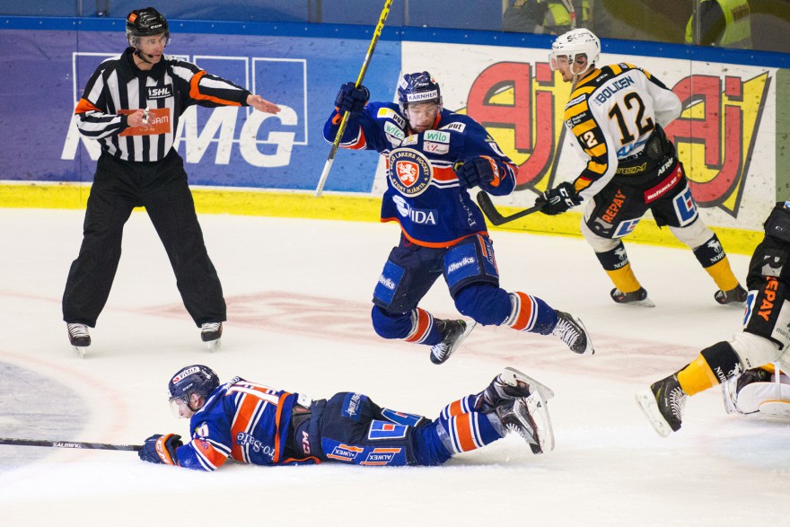 VÄXJÖ, SVERIGE - 7 APRIL 2016 : Växjö 87 Robert Rosén hoppa över 2-1 målskytten Växjö 10 Richard Gynge under matchen i SM-semifinal mellan Växjö och Skellefteå på Vida Arena i VÄXJÖ den 7 april ( Foto: Lars Nilsson / Pic-Agency ) Nyckelord Keywords: Sport, SM-semifinal, Växjö, Skellefteå jubel jublande glad glädje lycka happy happiness celebration celebrates