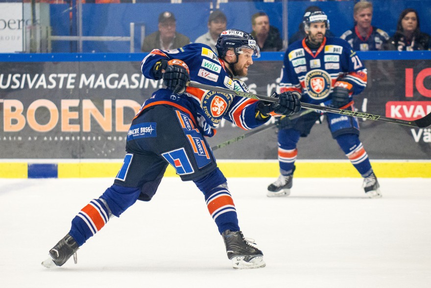 VÄXJÖ, SVERIGE - 11 APRIL 2016 : Skott av Växjö 49 Ilkka Heikkinen under matchen i SM-semifinal mellan Växjö och Skellefteå på Vida Arena i VÄXJÖ den 11 april ( Foto: Lars Nilsson / Pic-Agency ) Nyckelord Keywords: Sport, SM-semifinal, Växjö, Skellefteå