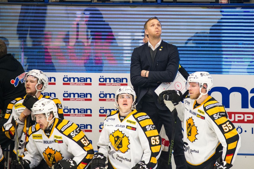 VÄXJÖ, SVERIGE - 11 APRIL 2016 : Skellefteå ass tränare Bert Robertsson tittar på matchuret i slutsekunderna precis innan Växjö kvitterar under matchen i SM-semifinal mellan Växjö och Skellefteå på Vida Arena i VÄXJÖ den 11 april ( Foto: Lars Nilsson / Pic-Agency ) Nyckelord Keywords: Sport, SM-semifinal, Växjö, Skellefteå