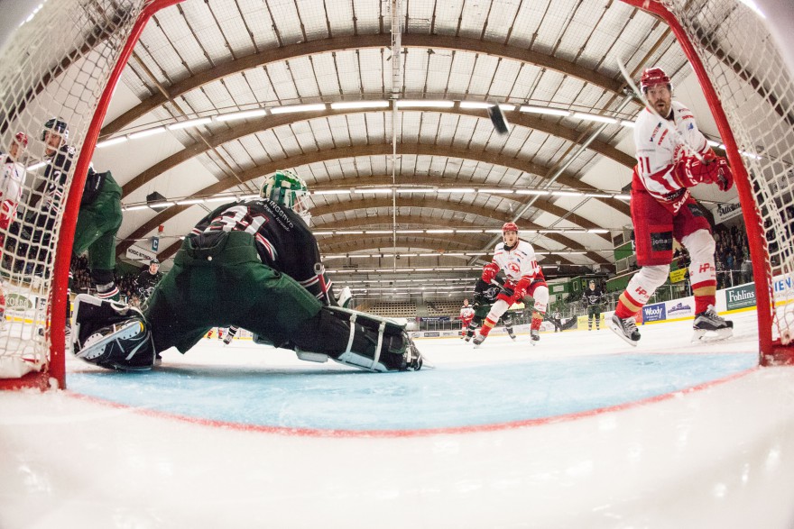 TINGSRYD, SVERIGE - 24 AUGUSTI 2016 : Troja Ljungby 91 Stefan Söder raka in 2-2 i en till stor del övergiven kasse bakom Tingsryd målvakt 31 Niklas Rubin under matchen i Ishockey Träningsmatch mellan Tingsryd och Troja på Nelson Garden Arena i Tingsryd den 24 augusti ( Foto: Lars Nilsson / Pic-Agency ) Nyckelord Keywords: Sport, Ishockey Träningsmatch, Tingsryd, Troja