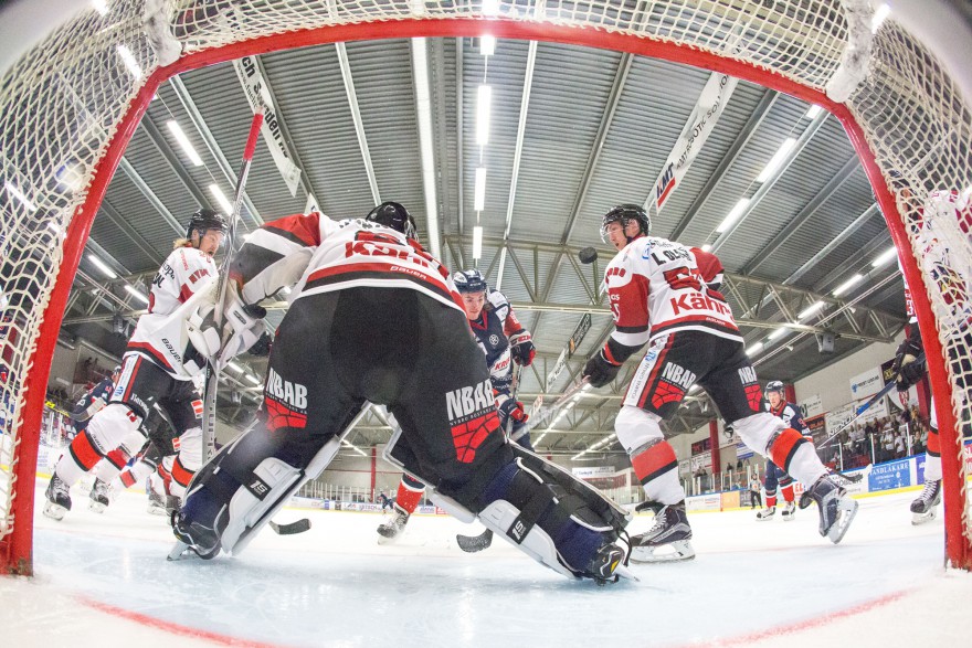 10 Castan Sommer puck är på väg in över axeln på Nybro målvakt 25 Alexander Johansson underträningsmatch mellan KRIF och Nybro på Soft Center Arena i Kallinge den 9 september ( Foto: Lars Nilsson / Pic-Agency ) Nyckelord Keywords: Sport, Träningsmatch, KRIF, Nybro