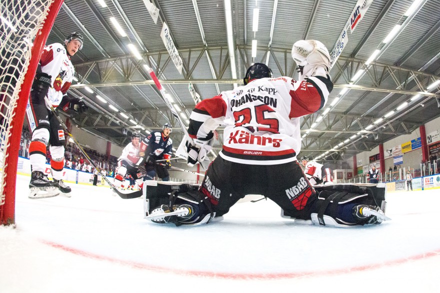 Plock av Nybro målvakt 25 Alexander Johansson under träningsmatch mellan KRIF och Nybro på Soft Center Arena i Kallinge den 9 september ( Foto: Lars Nilsson / Pic-Agency ) Nyckelord Keywords: Sport, Träningsmatch, KRIF, Nybro