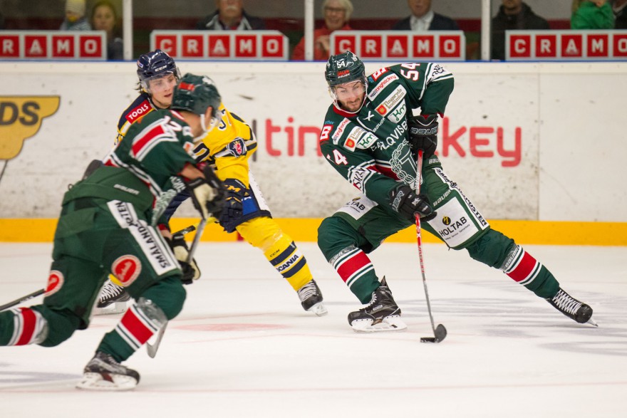 TINGSRYD, SVERIGE - 14 SEPTEMBER 2016 :  Tingsryd 54 Adam Schmidt bryter in mot Södertälje målet under matchen i HocleyAllsvenskan mellan Tingsryd och Södertälje på Nelson Garden Arena i Tingsryd den 14 september ( Foto: Lars Nilsson / Pic-Agency ) Nyckelord Keywords: Sport, HocleyAllsvenskan, Tingsryd, Södertälje