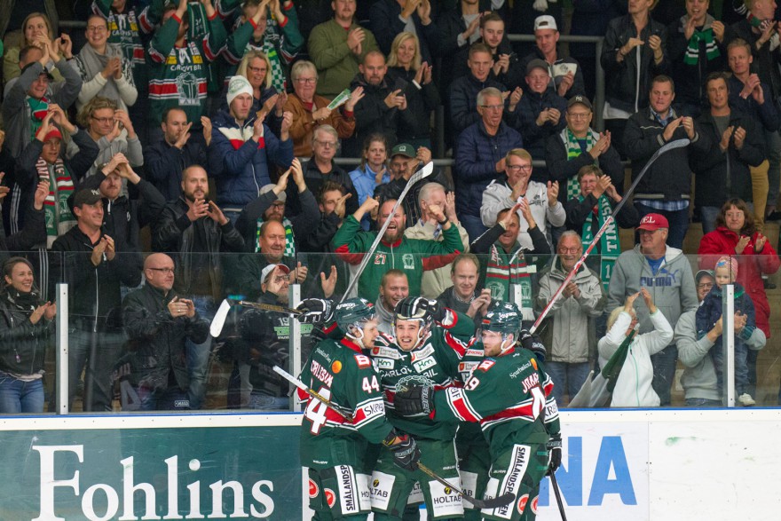 Tingsryd 18 Jacob Dahlström firar sitt 2-1 mål med lagkamrater framför hemmaklacken under matchen i HockeyAllsvenskan mellan Tingsryd och Vita Hästen på Nelson Garden Arena i Tingsryd den 19 september ( Foto: Lars Nilsson / Pic-Agency )