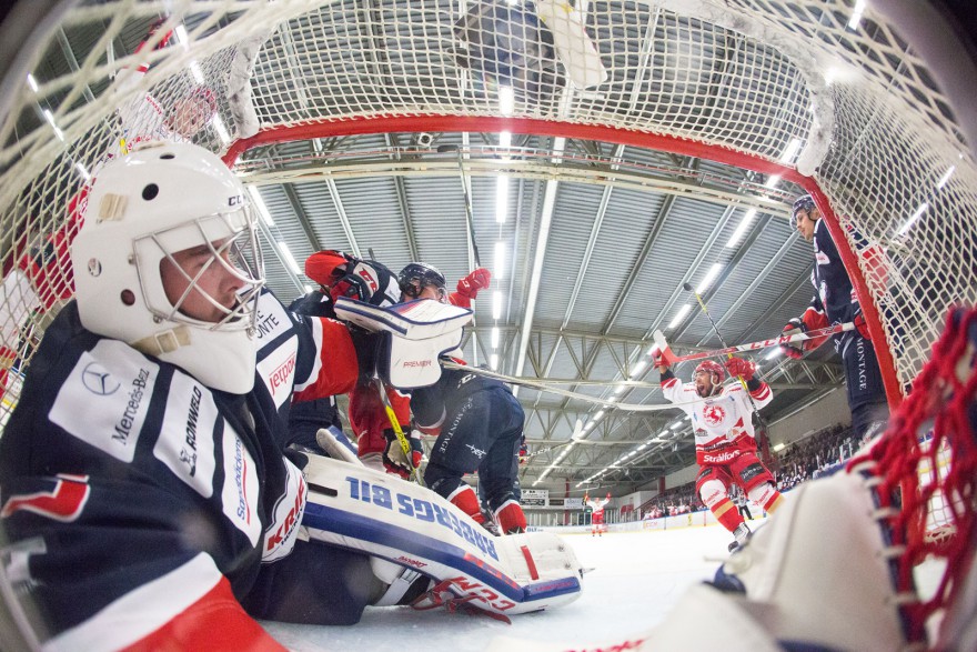 Troja Ljungby 64 Alexander Lindqvist Hansen jubla efter 0-4 målet medan KRIF målvakt 35 Isak Edman deppar under matchen i HockeyEttan mellan KRIF och Troja på Soft Center Arena i Kallinge den 21 september ( Foto: Lars Nilsson / Pic-Agency ) 