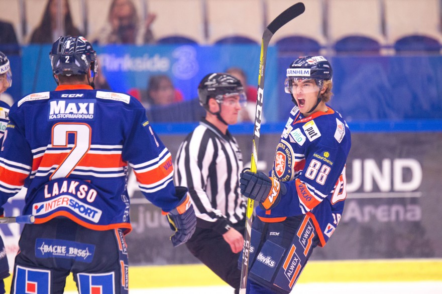 Växjö 88 Adam Brodecki skriker ut sin glädje efter sitt 1-0 mål under matchen i SHL mellan Växjö och Leksand på Vida Arena i VÄXJÖ den 27 september ( Foto: Lars Nilsson / Pic-Agency )