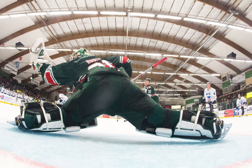 TV-plock av Tingsryd målvakt 31 Niklas Rubin under matchen i HockeyAllsvenskan mellan Tingsryd och Karlskoga på Nelson Garden Arena i Tingsryd den 28 september ( Foto: Lars Nilsson / Pic-Agency )