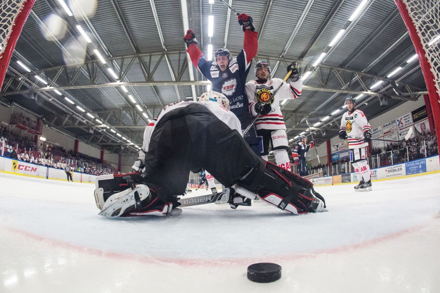 KRIF 10 Castan Sommer skriker ut sin glädje efter KRIF 9 Sebastian Bengtsson (ej i bild) 7-1 m,ål under matchen i HockeyEttan mellan KRIF och Dalen på Soft Center Arena i Kallinge den 2 oktober ( Foto: Lars Nilsson / Pic-Agency )