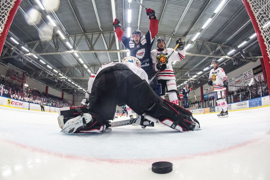 KRIF 10 Castan Sommer skriekr ut sin glädje efter KRIF 9 Sebastian Bengtsson (ej i bild) 7-1 m,ål under matchen i HockeyEttan mellan KRIF och Dalen på Soft Center Arena i Kallinge den 2 oktober ( Foto: Lars Nilsson / Pic-Agency )