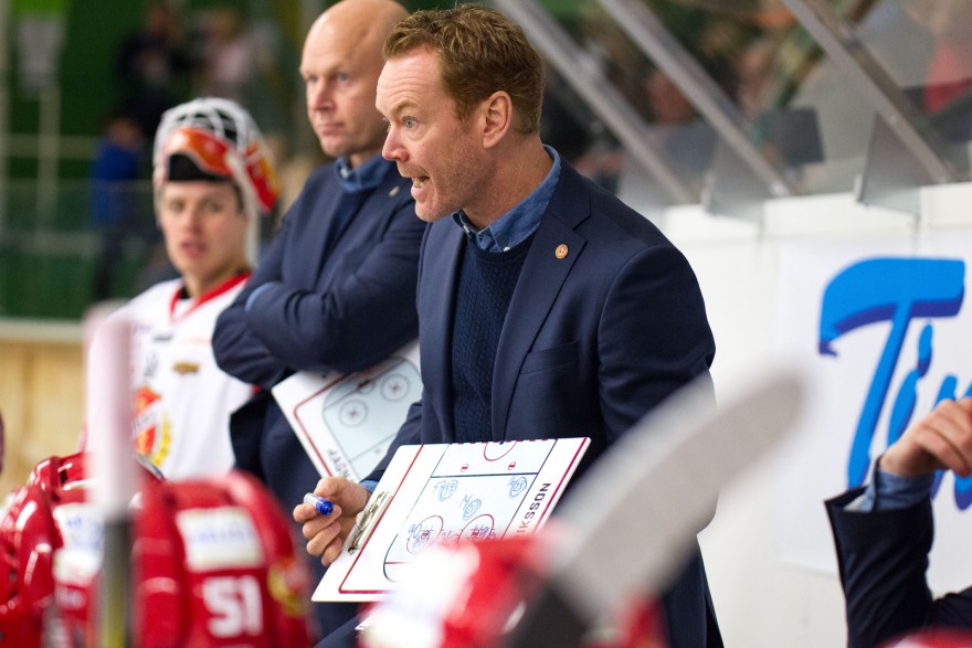 Almtuna tränare Niklas Eriksson under timeout under matchen i HockeyAllsvenskan mellan Tingsryd och Almtuna på Nelson Garden Arena i Tingsryd den 5 oktober ( Foto: Lars Nilsson / Pic-Agency )