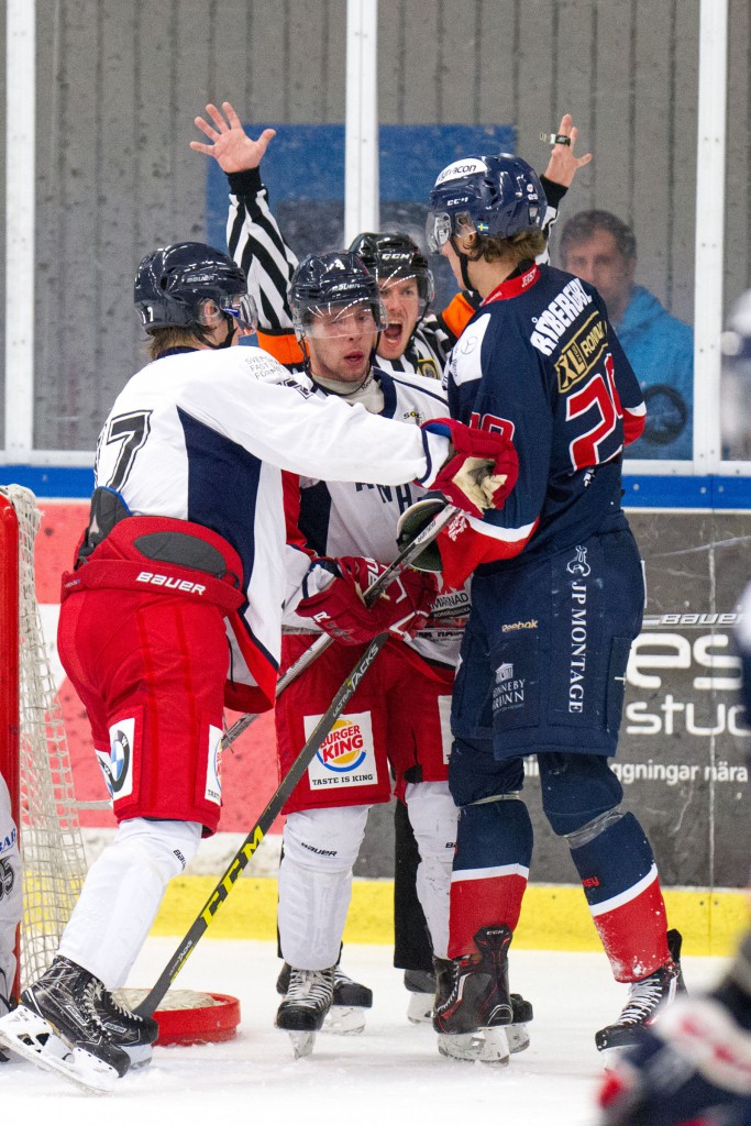 Huvuddomare André Hiljanen skriker ut direktiv efter avblåsning under matchen i HockeyEttan mellan KRIF och Hanhals på Soft Center Arena i Kallinge den 9 oktober ( Foto: Lars Nilsson / Pic-Agency )