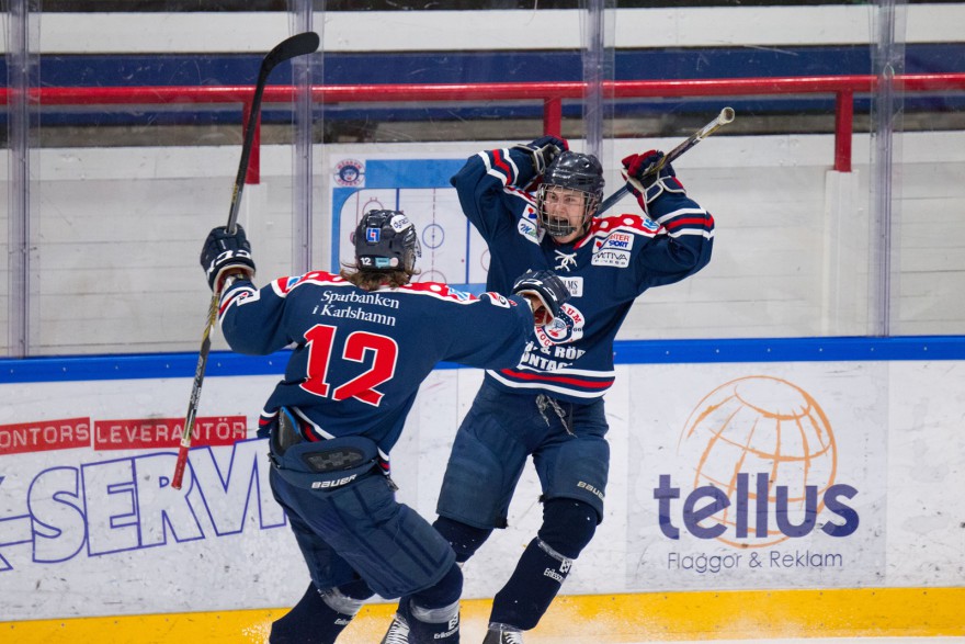 Mörrum 6 Linus Karlsson skriker ut sin glädje efter sitt 1-1 mål och Mörrum 12 Johannes Dennertoft skyndar till för att fira under matchen i J20 Elit mellan Mörrum och Tingsryd på Jössarinken i MÖRRUM den 11 Oktober ( Foto: Lars Nilsson / Pic-Agency )