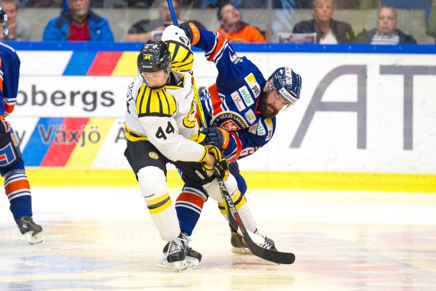 Närkamp mellan Brynäs 44 Jacob Blomqvist och Växjö 67 Linus Fröberg under matchen i SHL mellan Växjö och Brynäs på Vida Arena i VÄXJÖ den 15 Oktober ( Foto: Lars Nilsson / Pic-Agency )