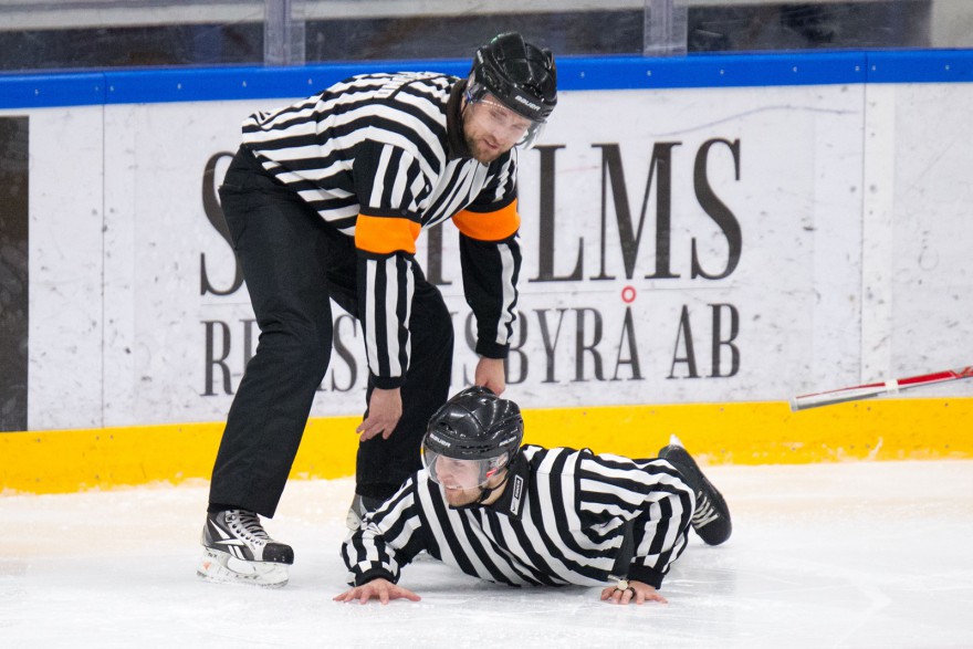 Linjeman Martin Brandt gör "sälen" medan huvuddomare Mikael Söderlund bistår under matchen i J20 Elit mellan Mörrum och Troja på Jössarinken i MÖRRUM den 18 Oktober ( Foto: Lars Nilsson / Pic-Agency )