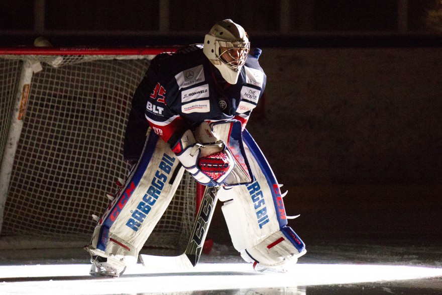 KRIF målvakt 35 Isak Edman under lineup under matchen i HockeyEttan mellan KRIF och Varberg på Soft Center Arena i Kallinge den 19 Oktober ( Foto: Lars Nilsson / Pic-Agency )