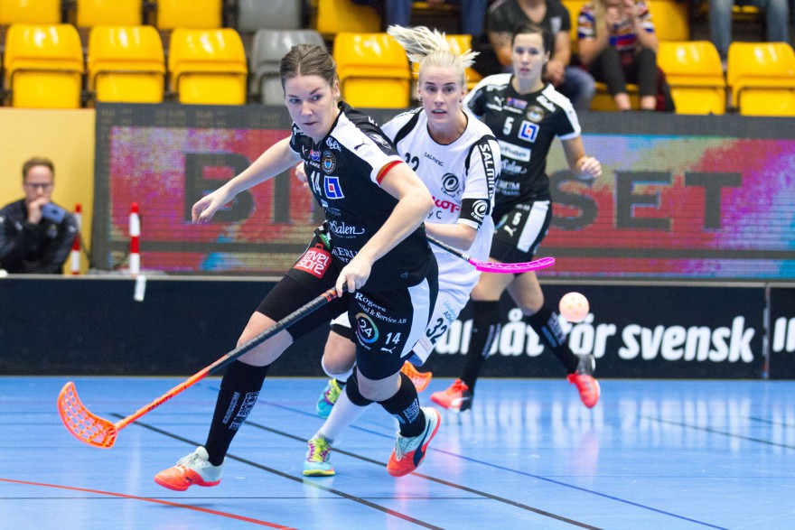 Kalmarsund 14 lagkapten Josefine Bengtsson och Täby 32 Jennifer Stålhult med fokus på bollen under matchen i SSL mellan Kalmarsund och Täby på Kalmar Sportcenter i KALMAR den 22 Oktober ( Foto: Lars Nilsson / Pic-Agency )