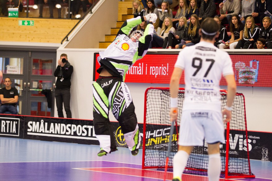 Storvreta målvakt 80 Viktor Klintsten fånga en luftpastej under matchen i SSL mellan Växjö och Storvreta på Fortnox Arena i VÄXJÖ den 23 Oktober ( Foto: Lars Nilsson / Pic-Agency )