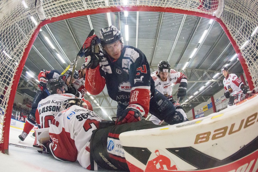 KRIF 24 Hampus Olsson landar ovanpå Nybro målvakt 37 Oskar Sehlstedt inne i målburen under matchen i HockeyEttan mellan KRIF och Nybro på Soft Center Arena i Kallinge den 4 November ( Foto: Lars Nilsson / Pic-Agency )