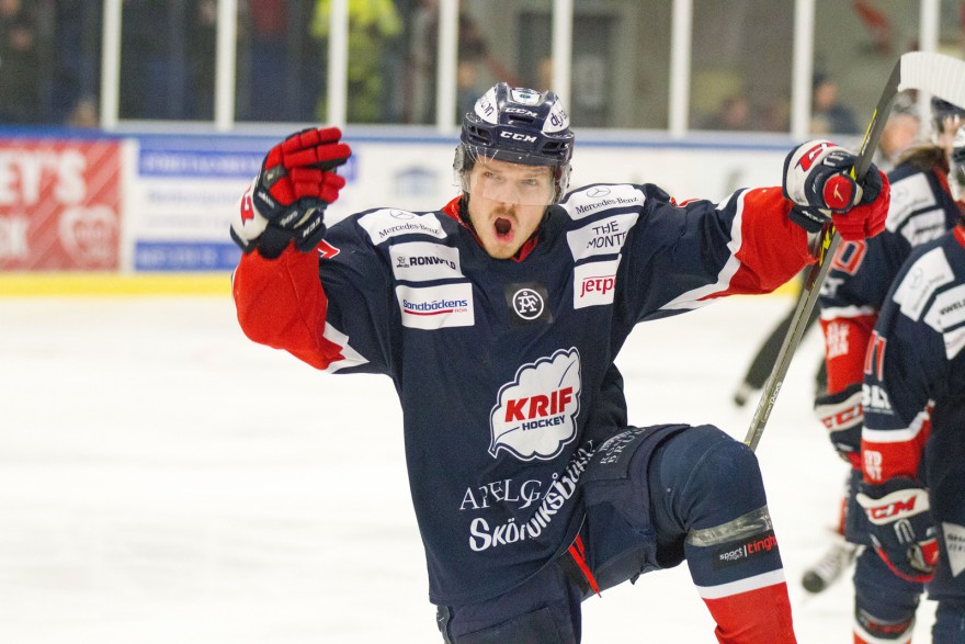 KALLINGE, SVERIGE - 16 NOVEMBER 2016 :  KRIF 72 Johannes Nilsson jubla efter sitt 1-0 mål under matchen i HockeyEttan mellan KRIF och Halmstad på Soft Center Arena i Kallinge den 16 November ( Foto: Lars Nilsson / Pic-Agency ) Nyckelord Keywords: Ishockey, HockeyEttan, KRIF, Halmstad jubel jublande glad glädje lycka happy happiness celebration celebrates