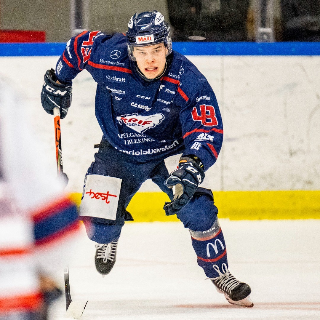 RONNEBY, SVERIGE - 30 DECEMBER 2021 : KRIF 43 Oliver Glennmar under matchen i ATG HockeyEttan Södra Vår mellan KRIF och Mörrum i Soft Center Arena den 30 december i Ronneby ( Foto: Lars Nilsson / Calegula Foto )
Fler bilder från matchen via länken i bion!
#calegulafoto #ishockey #mörrum #Kallinge #Blekinge #Ronneby #SoftCenterArena #instapic #icehockey #instalikes #pictureofday #nofilter #like #sportphoto #canonr5 #sigma120300sports #sweden #sportphotography #canon @hockeyettan_official @krifhockey #whiteangels #KRIF @visitronneby @visitblekinge #visitblekinge #visitronneby #hockeyettan @morrums_gois_officiella #canon #canon_photos @atghockeyettan #karlshamn @oliverglennmar