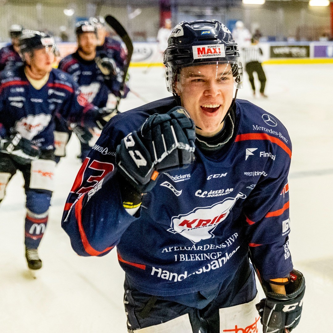 RONNEBY, SVERIGE - 30 DECEMBER 2021 : KRIF 43 Oliver Glennmar firar sitt 6-4 mål på väg till eget bås för fortsatt firande under matchen i ATG HockeyEttan Södra Vår mellan KRIF och Mörrum i Soft Center Arena den 30 december i Ronneby ( Foto: Lars Nilsson / Calegula Foto )
Fler bilder från matchen via länken i bion!
#calegulafoto #ishockey #mörrum #Kallinge #Blekinge #Ronneby #SoftCenterArena #instapic #icehockey #instalikes #pictureofday #nofilter #like #sportphoto #canonr5 #sigma120300sports #sweden #sportphotography #canon @hockeyettan_official @krifhockey #whiteangels #KRIF @visitronneby @visitblekinge #visitblekinge #visitronneby #hockeyettan @morrums_gois_officiella #canon #canon_photos @atghockeyettan #karlshamn @oliverglennmar