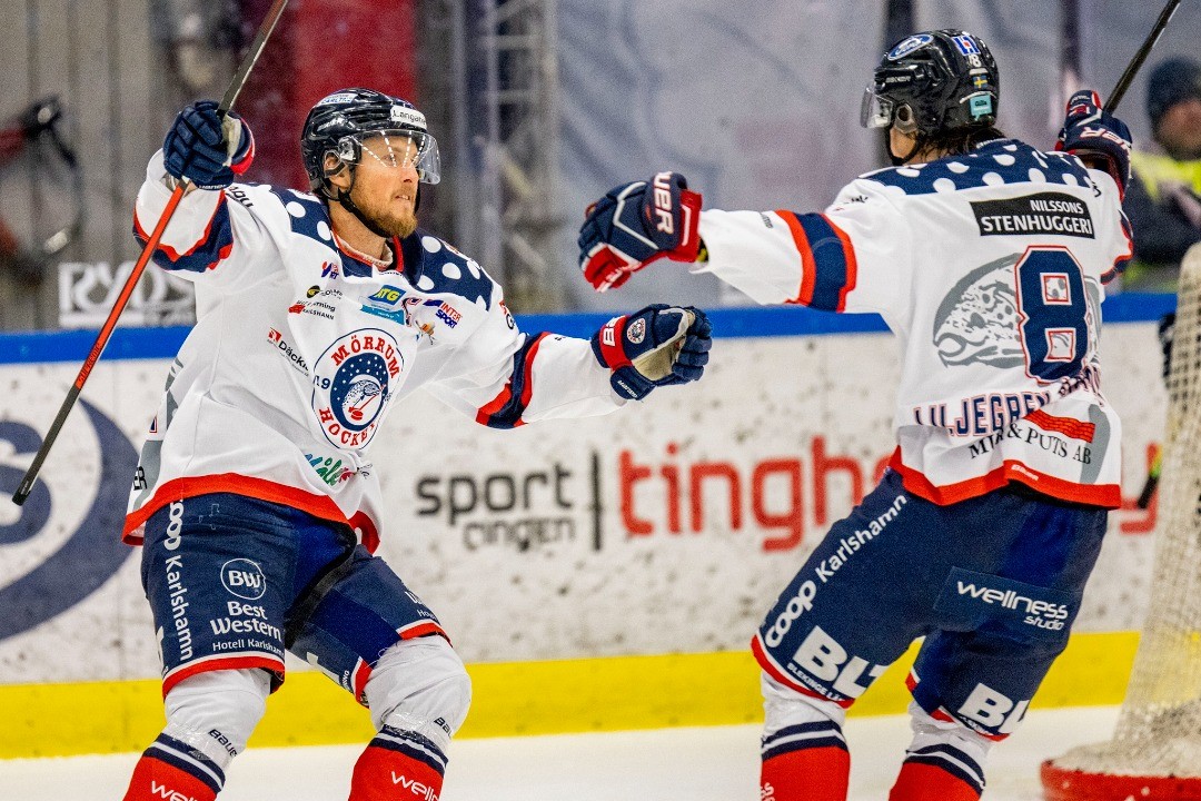 RONNEBY, SVERIGE - 30 DECEMBER 2021 : Mörrum 8 Noah Liljegren Blomqvist firar sin 4-4 kvittering med Mörrum 16 Marcus Paulsson under matchen i ATG HockeyEttan Södra Vår mellan KRIF och Mörrum i Soft Center Arena den 30 december i Ronneby ( Foto: Lars Nilsson / Calegula Foto )
Fler bilder från matchen via länken i bion!
#calegulafoto #ishockey #mörrum #Kallinge #Blekinge #Ronneby #SoftCenterArena #instapic #icehockey #instalikes #pictureofday #nofilter #like #sportphoto #canonr5 #sigma120300sports #sweden #sportphotography #canon @hockeyettan_official @krifhockey #whiteangels #KRIF @visitronneby @visitblekinge #visitblekinge #visitronneby #hockeyettan @morrums_gois_officiella #canon #canon_photos @atghockeyettan #karlshamn